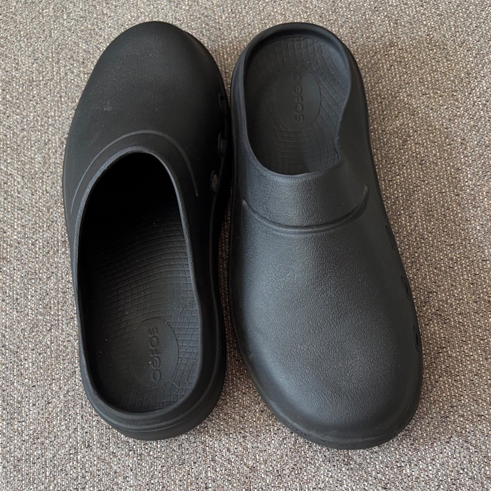 OOFOS Men's Black Slip-On Loafers